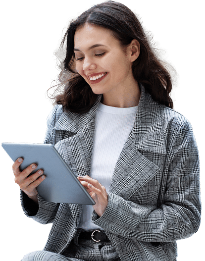 Frau im Blazer blickt auf ein Tablet
